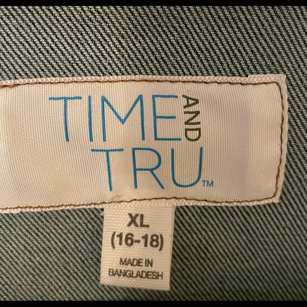 🧵Denim Jacket🧵 - Picture 4 of 4